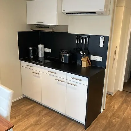 Schwimmende Ferienwohnung, Hausboot Urlaub Als Festlieger Am Steg *