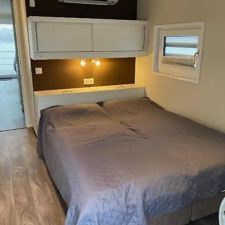 Schwimmende Ferienwohnung, Hausboot Urlaub Als Festlieger Am Steg