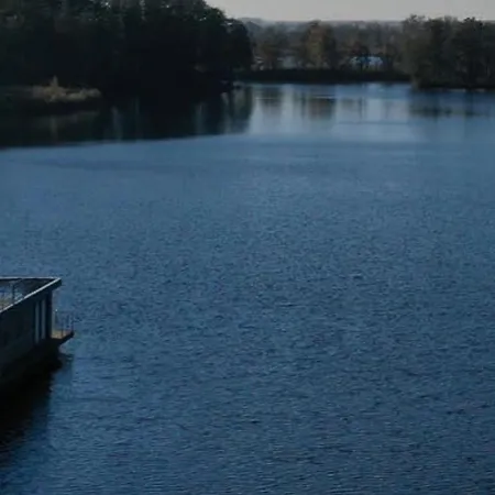 Schwimmende Ferienwohnung, Hausboot Urlaub Als Festlieger Am Steg Semesterbostad Zehdenick