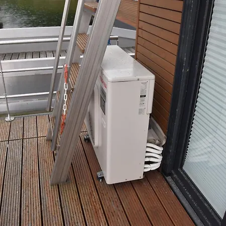 Schwimmende Ferienwohnung, Hausboot Urlaub Als Festlieger Am Steg