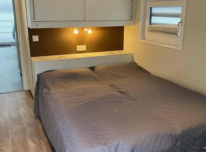 Schwimmende Ferienwohnung, Hausboot Urlaub Als Festlieger Am Steg