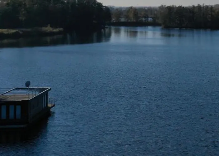 Schwimmende Ferienwohnung, Hausboot Urlaub Als Festlieger Am Steg Feriehus Zehdenick